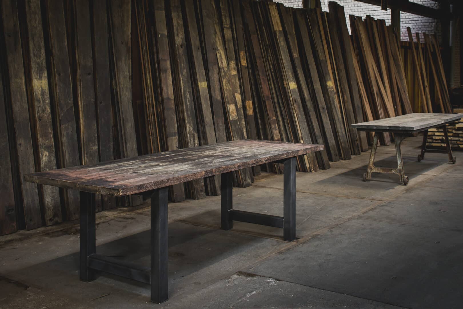 carousel image tafel van oude houten planken en metalen onderstel